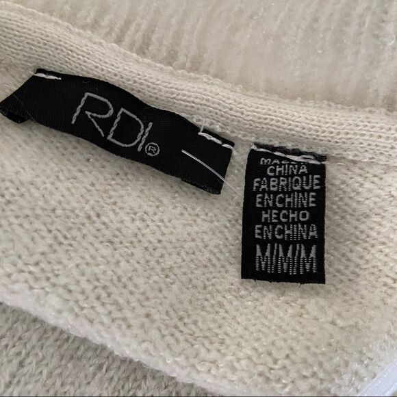 $89 RDI Medium Cream Color Oversize V Neck Sweater - Picture 5 of 5